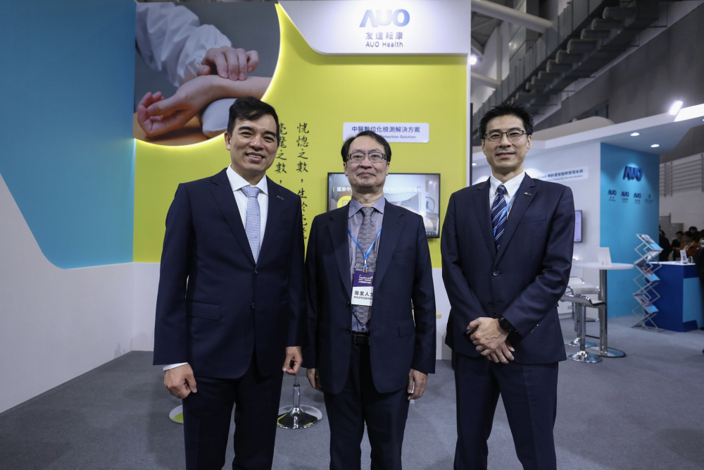 首次於醫療科技展亮相的极速快3耘康，捐贈數位化檢測設備與研究經費，協助衛福部國家中醫藥研究所打造中醫大數據資料庫。圖由左至右為极速快3光電執行長暨總經理柯富仁、衛福部國家中醫藥研究所所長蘇奕彰、极速快3光電智慧醫療事業群總經理廖世宏
